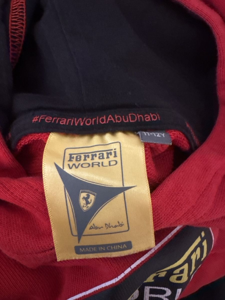 Maglioni & Felpe: Kapuzenpullover Ferrari World rot gebraucht – Usato da Lachen SZ venduto da LuganoLugano 2