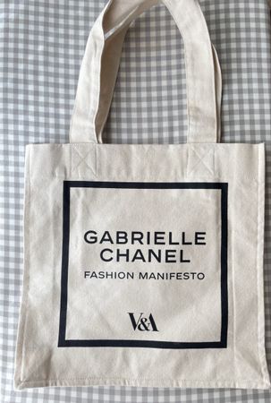 Tote bag exposition Chanel V&A London
