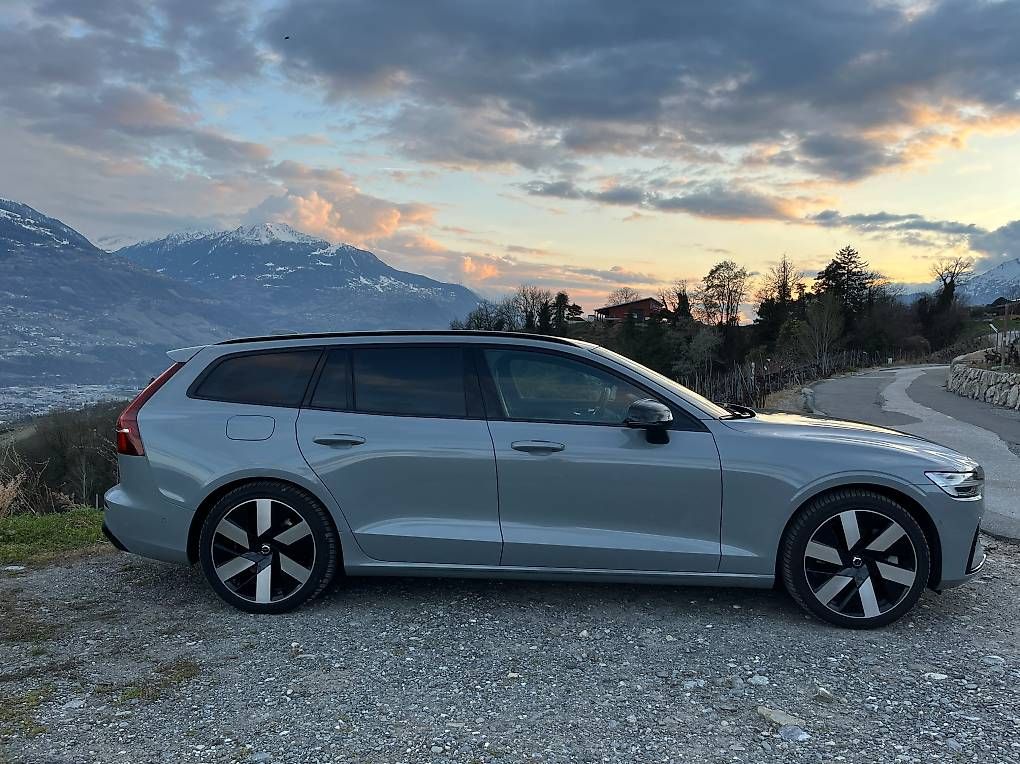 Automobili: Volvo V60 Plug-in Hybrid - Dark Edition – Usato da Sion venduto da nicotier 1