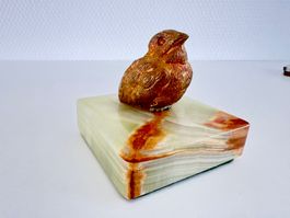 Kleine Vogel-Skulptur auf Onyx, signiert