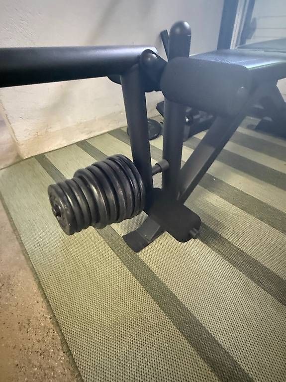 Hometrainer: Banc de musculation + barre + divers poids  – Usato da Savagnier venduto da ben_dx9b 2