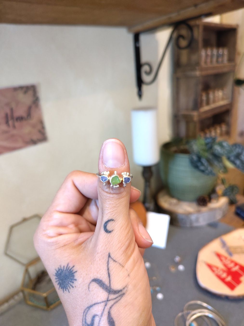Anelli: Anello argento con pietre forsterite e tanzanite grezze – Nuovo (secondo la descrizione) da Losone venduto da ell_nora89