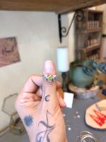 Anello argento con pietre forsterite e tanzanite grezze