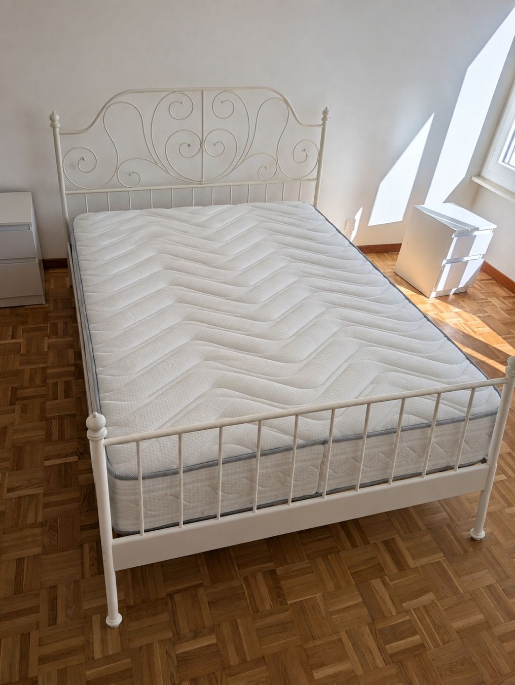 Ikea Betten: Bed frame and mattress 140x200 – Gebraucht aus Lausanne von dim_hld2