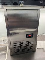 Eiswürfelmachine
