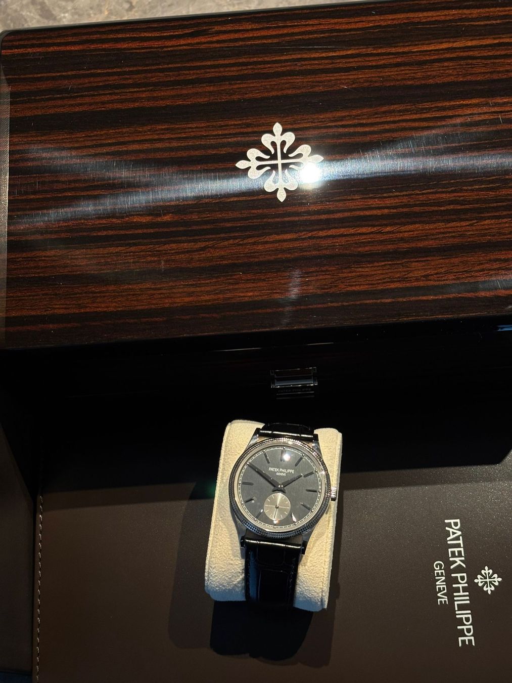 Patek Philippe Orologi: Patek Philippe Calatrava 6119G-001 Full Set – Nuovo e nell'imballaggio originale da Bissone venduto da luxuryitems 6
