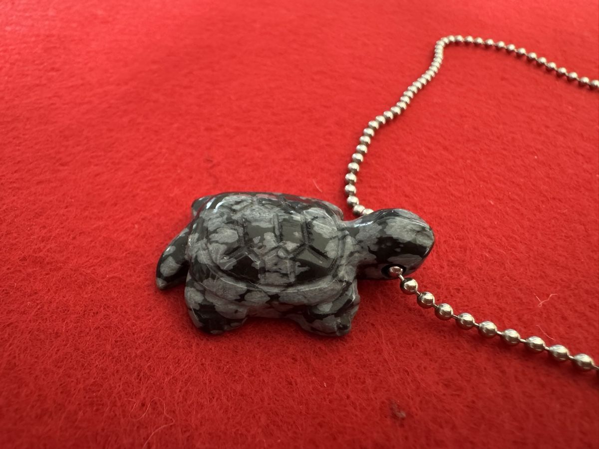 Catenine: Schildkröte aus Schneeflockenobsidian plus Kette – Usato da Lachen SZ venduto da artbyblondangel 4