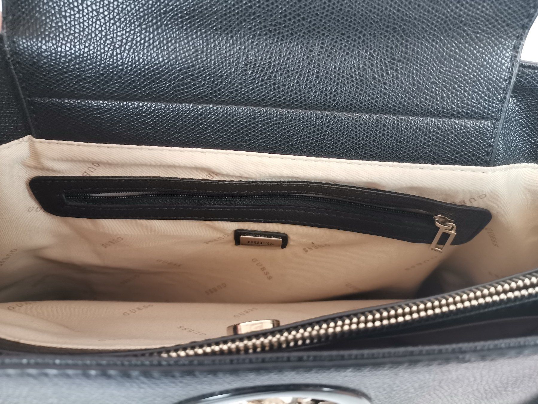 Guess Borse da donna: GUESS Henkeltasche Schwarz – Usato da Schaffhausen venduto da Restwert_SH 7