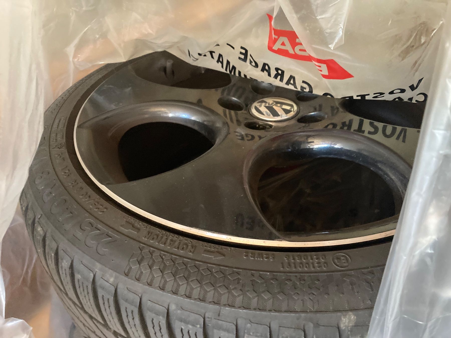 Volkswagen Jantes: Pneu mit Felgen – D'occasion à Mettmenstetten par Heretofly