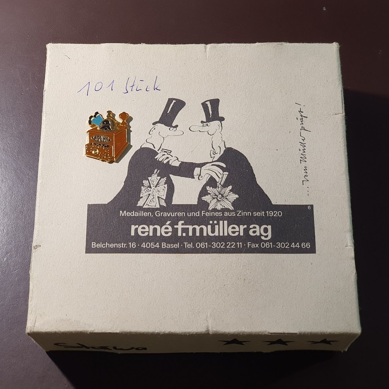 Plaketten & Abzeichen: 101 Stk. Pins - STAWA Basel Staatsanwaltschaft Kaffeemühle – Gebraucht aus Reinach BL von Boston-Verkauf