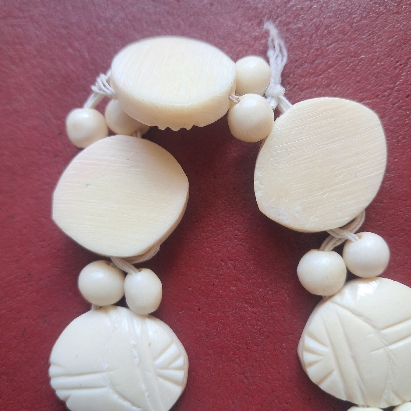 Bracelets: Armband mit geschnitzten Scheiben und Kugeln – D'occasion à Dietikon par una_y6wy 2