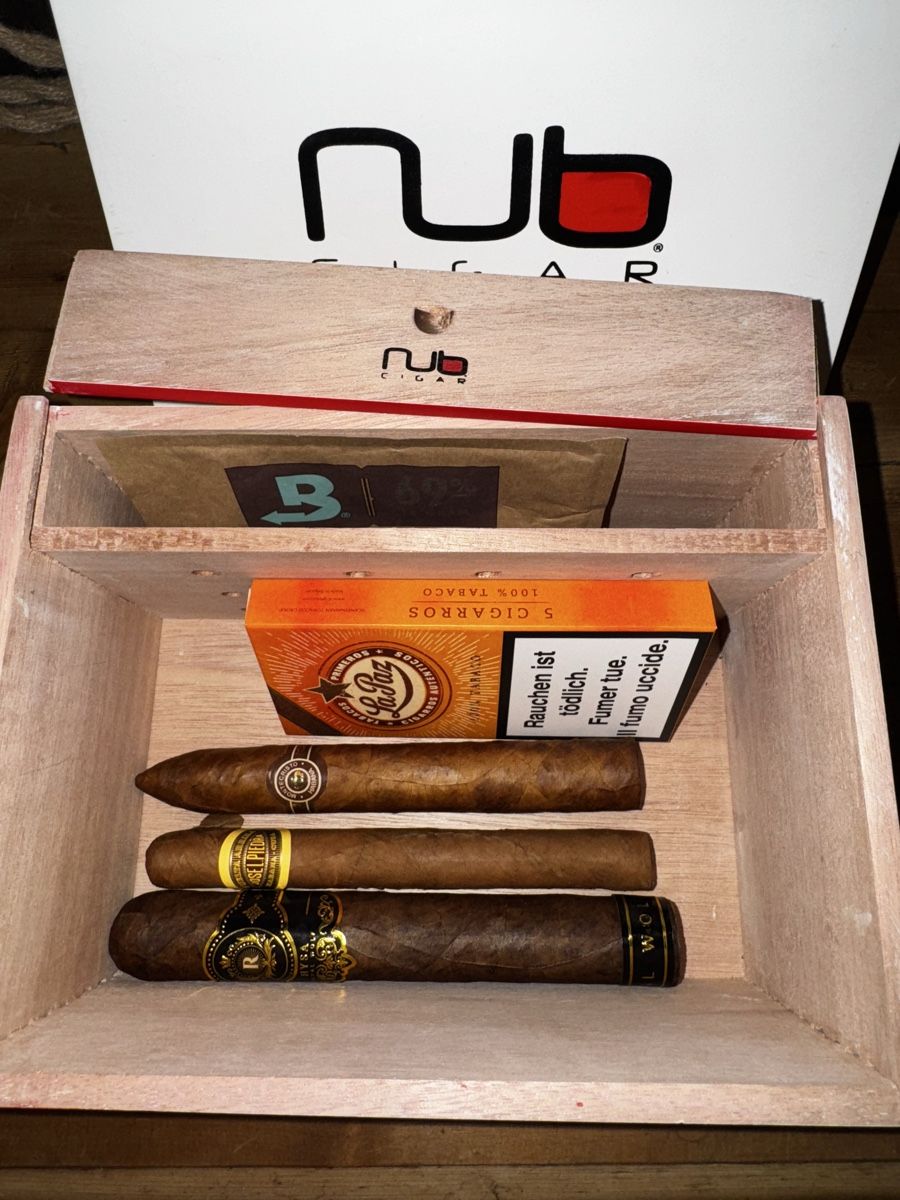 Humidor per sigari: Humidor Kiste mit Zigarren Kutter & Feuerzeug – Usato da Seuzach venduto da Wolf936 1
