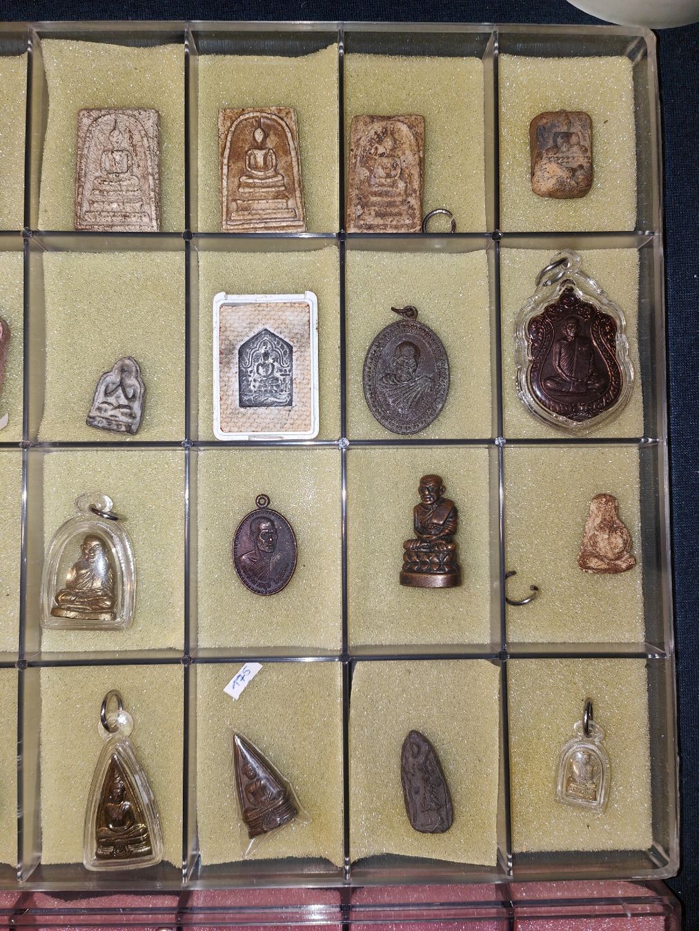 Ciondoli: Thai-Amulett-Sammlung          54 Stk. + Vitrinen – Buddha – Usato da Rothrist venduto da SiddharthaMoon 2