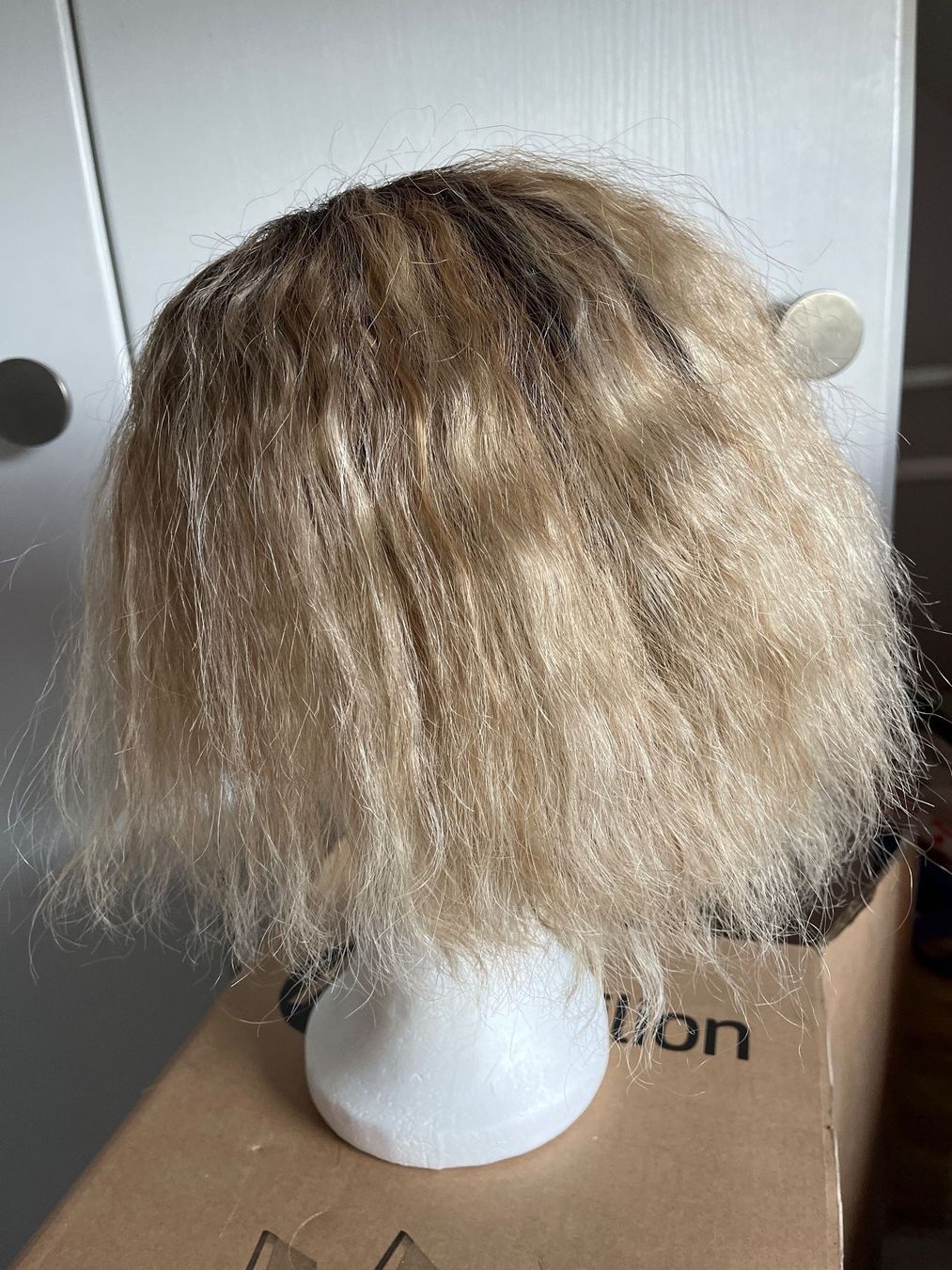 Parrucche: Perücke Mittellang gewellt Blond mit dunklem Ansatz – Usato da Frauenfeld venduto da Andadaa 3