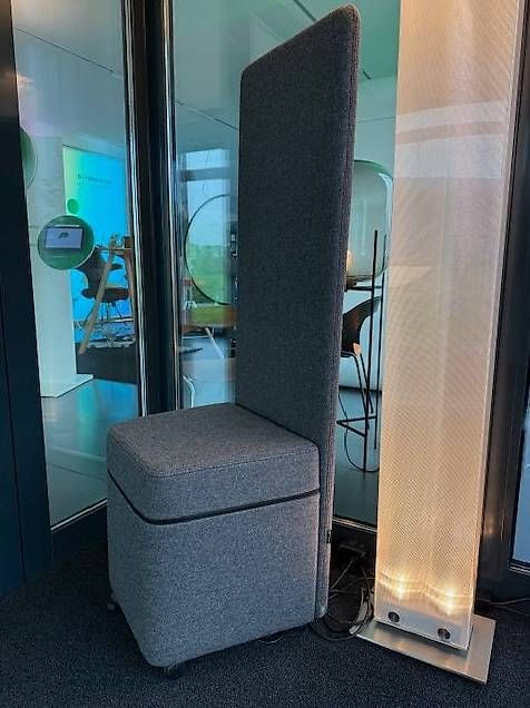 Hocker: Hocker mit hoher Rückenlehne, hellgrau, Ausstellungsmodel – Gebraucht aus Lenzburg von Buerokonz 1