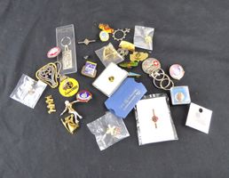 Sammlung von diversen Pins und Schlüsselanänger
