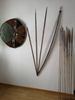 Langbogen mit Pfeilen und Schild