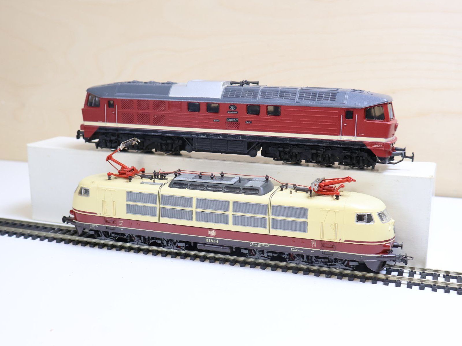 Roco Modellini di ferrovie: ROCO 2 x grosse E-Lok TEE / Diesellok - H0 Doppelpack – Usato da Winterthur venduto da Monstera 2