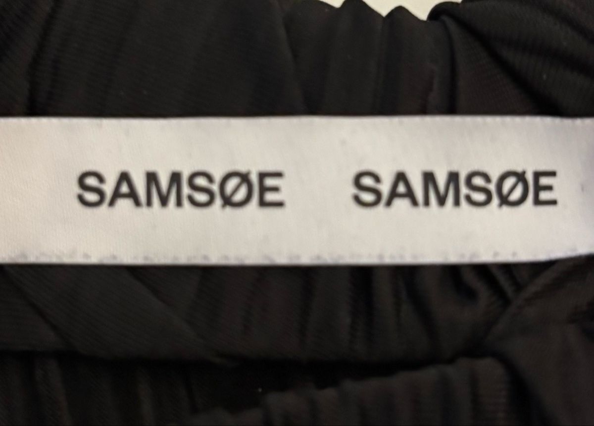 Samsøe Samsøe Gonne: Schwarzer Pliseerock von Samsøe – Usato da  venduto da  1