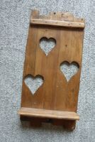 Sehr schönes Holzgestell mit 1 Tablar und Herzen