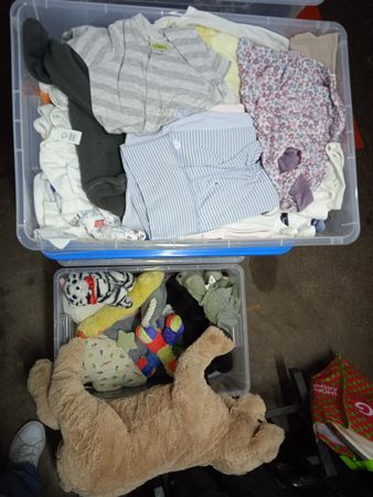 Grosses Babykleider Set mit Spielzeug gemischt
