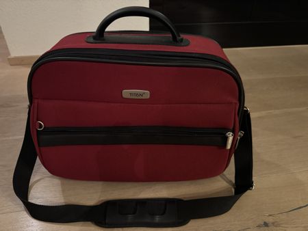 Praktische Titan Reisetasche / Umhängetasche, rot