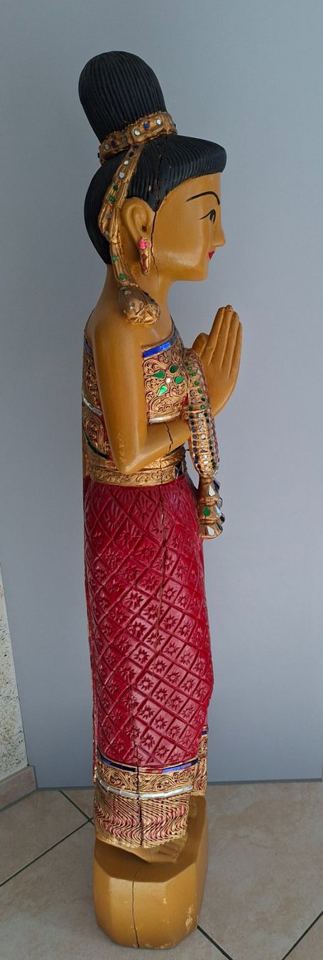Statuette: Geschnitzte Holzfigur Thai-Dame, Handarbeit, Deko ca 128cm – Usato da Opfikon venduto da Diversamente 3