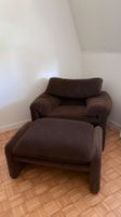 Brauner Cassina Maralunga Sessel mit Hocker