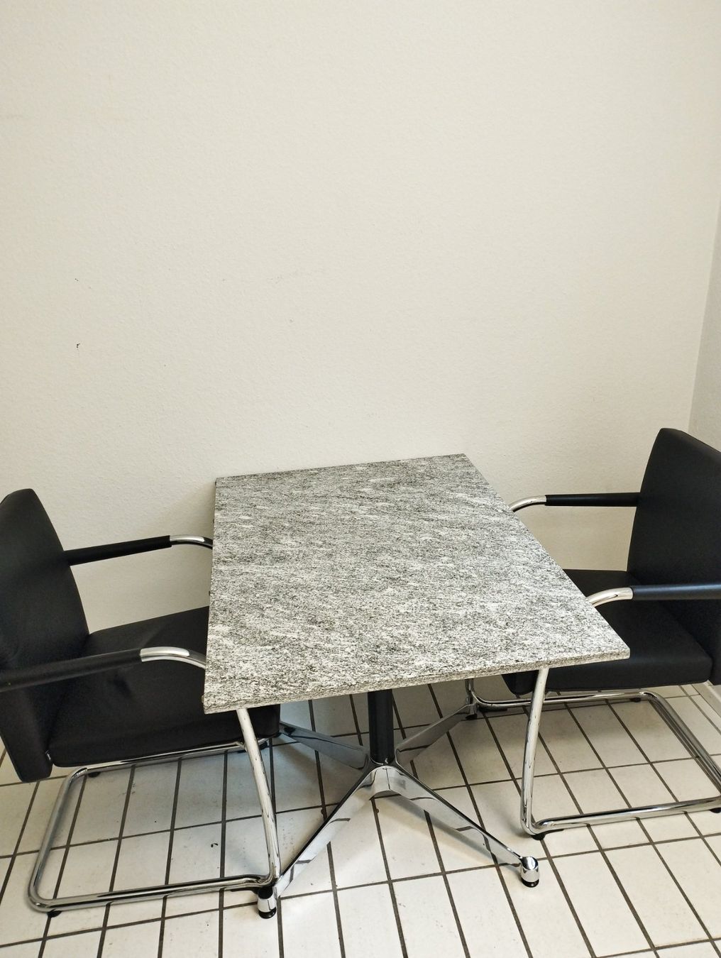 Vitra Tavoli: Vitra Eames Tisch mit Granitplatte – Usato da Zürich venduto da Zapro