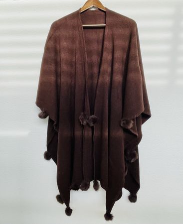 Poncho mit Bommeln aus Fell mokkabraun