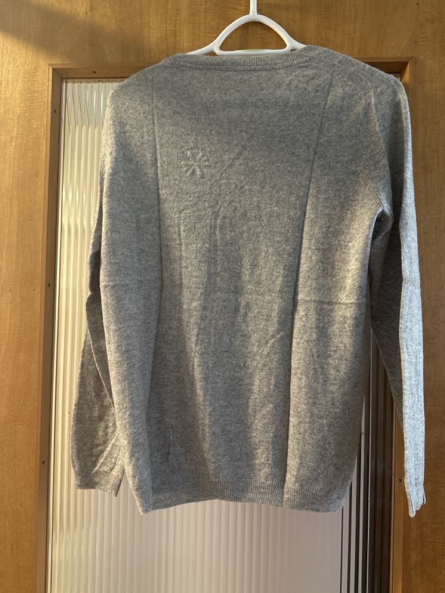 Maglioni & Felpe: Grauer Strickpullover mit Schneeflockenmuster, Grösse 42/44 – Usato da Reinach BL venduto da wen_7bl7 2
