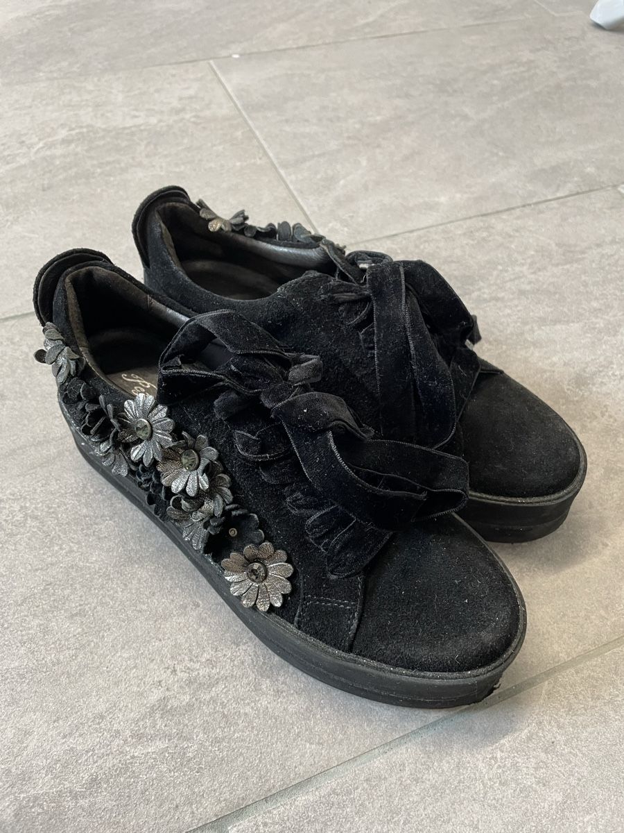 Scarpe da donna: Sneaker mit Blumen bestickt – Usato da Kilchberg BL venduto da ann_kwk5