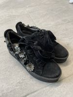 Sneaker mit Blumen bestickt