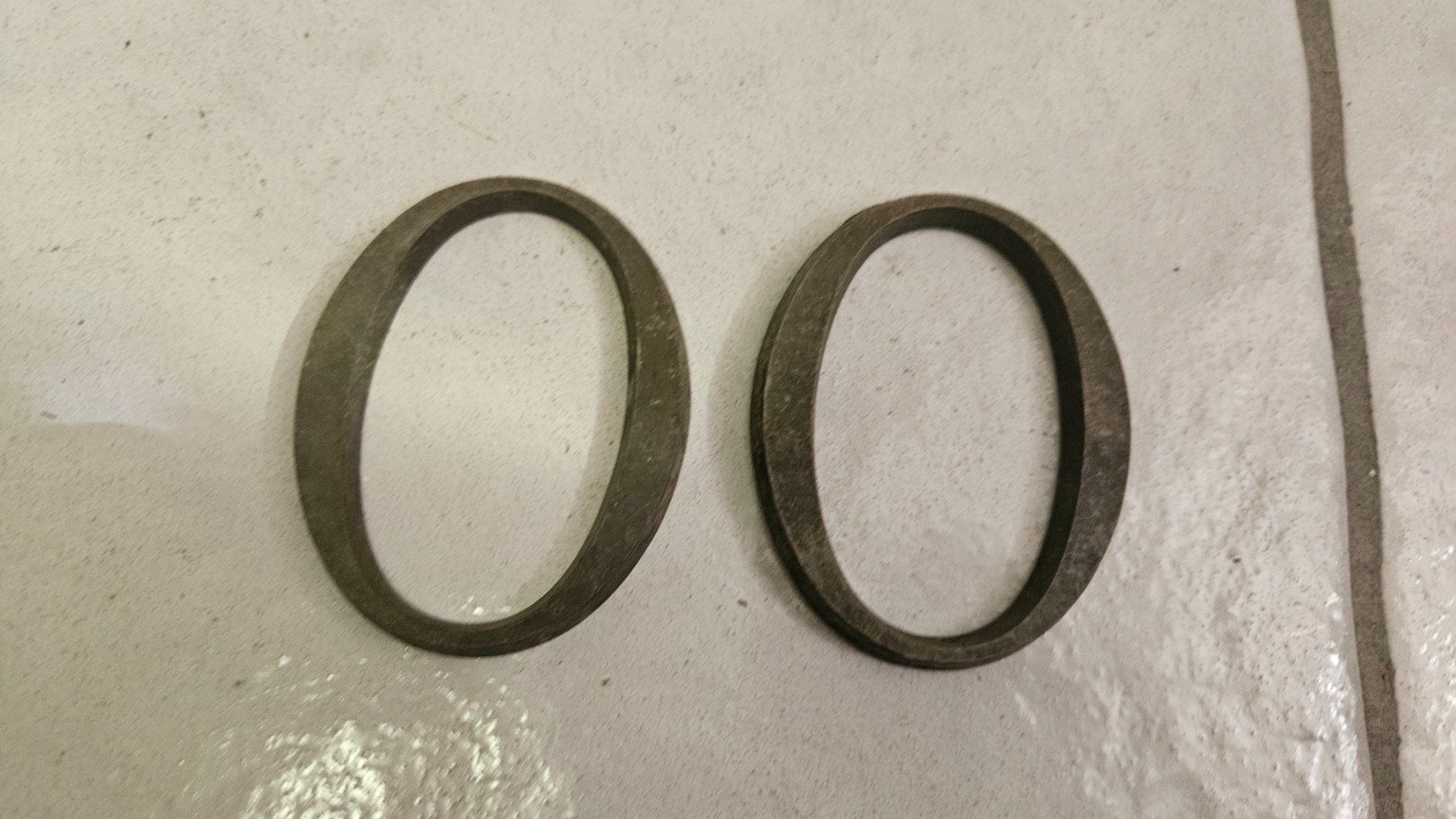 Tutte le decorazioni: 2 lettere di metallo "O" – Usato da Melano venduto da H-Sara