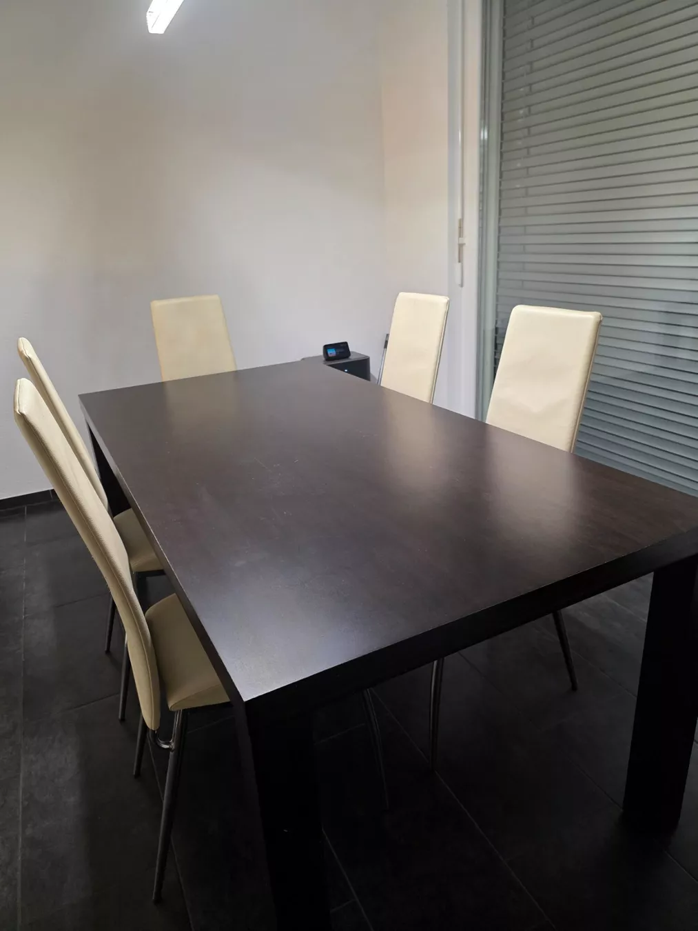 Set di tavolo e panche: Esstisch mit 5 Lederstühlen – Usato da Sirnach venduto da car_zgk9 2