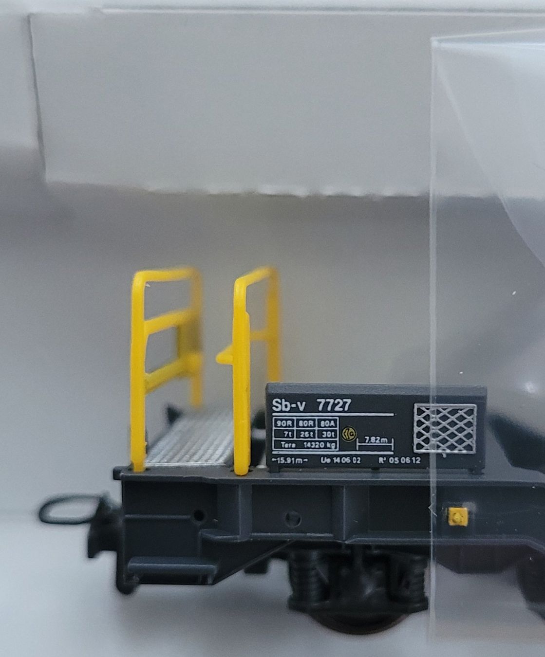 Bemo Modellini di ferrovie: Bemo RhB Sb-v 7727 mit Container "Fischer", Sondermodell H0m – Nuovo e nell'imballaggio originale da Bremgarten AG venduto da Sportivo2007 2