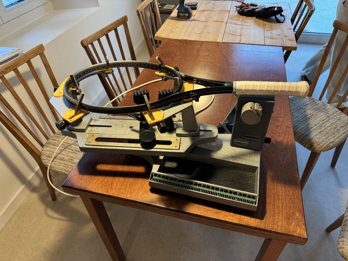 Tutte le macchine: Machine à corder de Tennis / Escape / Cordeuse – Difettoso da Sonvilier venduto da Swiss2615 2
