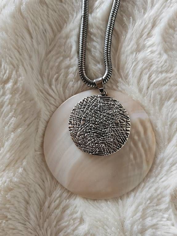 Catenine: Collier pendentif rond métal et nacre – Usato da Châtonnaye venduto da lem_x9zx