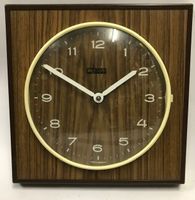 quadratische Wanduhr mit Holzimitat