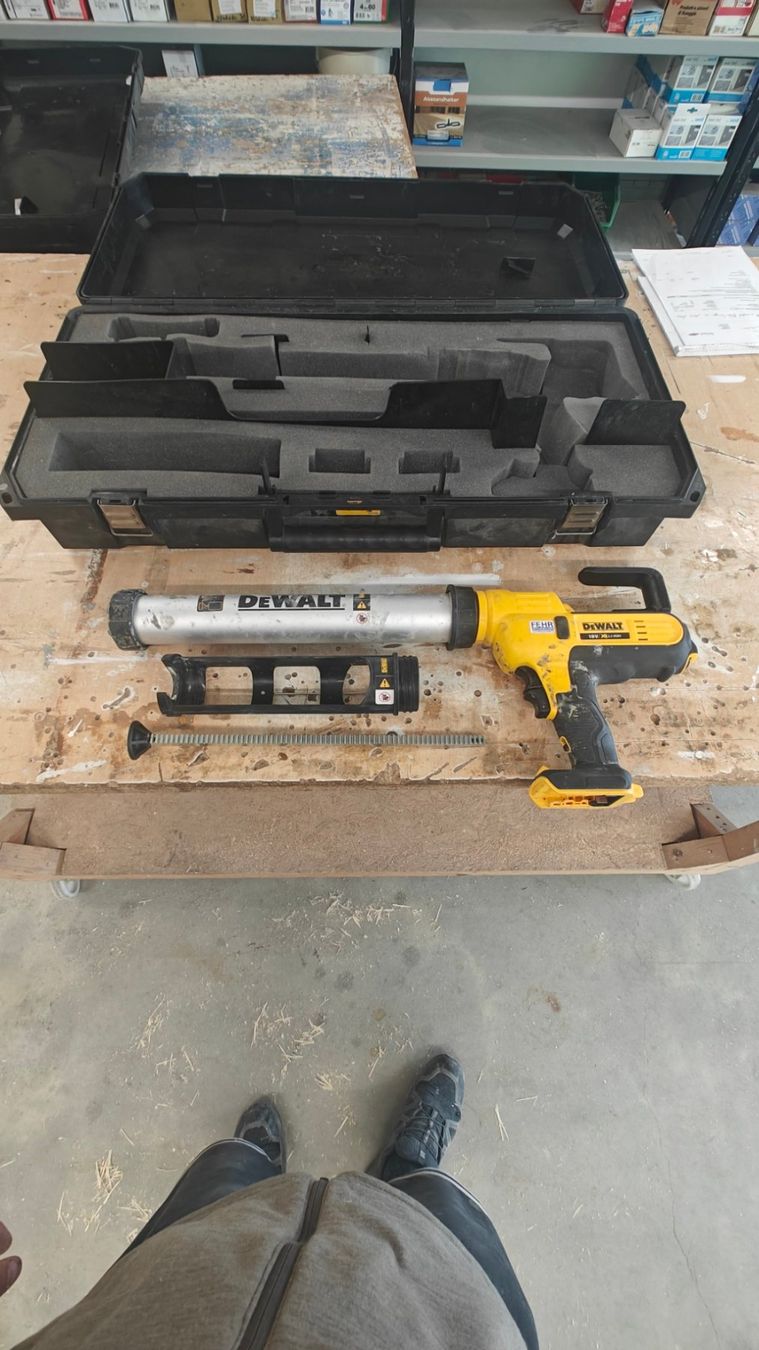 Dewalt Tutti gli attrezzi: Dewallt Akku-Kartuschenpresse DCE580 18v – Usato da Waldkirch venduto da Jerom77 4