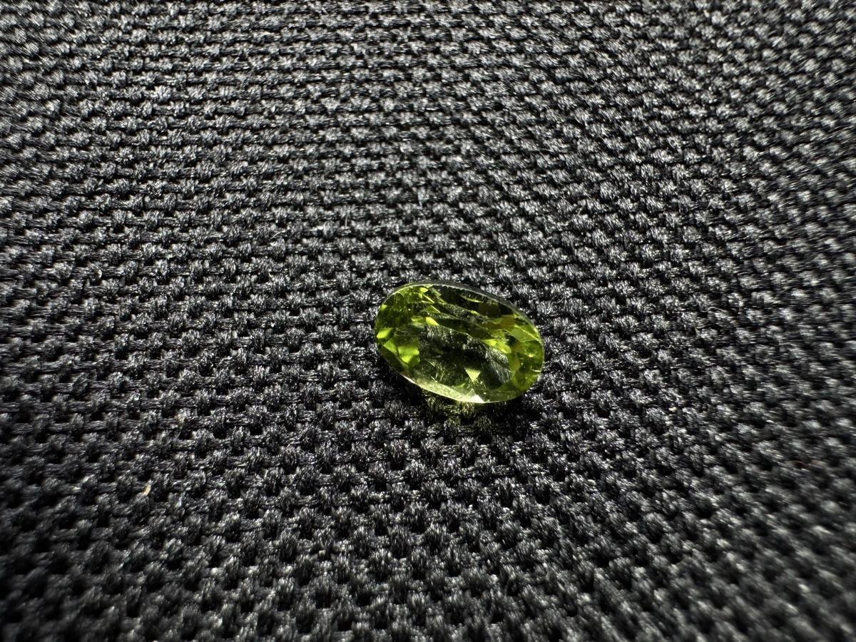 Pierres précieuses: Peridot, facettiert, 1.0ct, 5 x 7 mm – Neuf avec emballage d'origine à Wängi par Horus_Stone