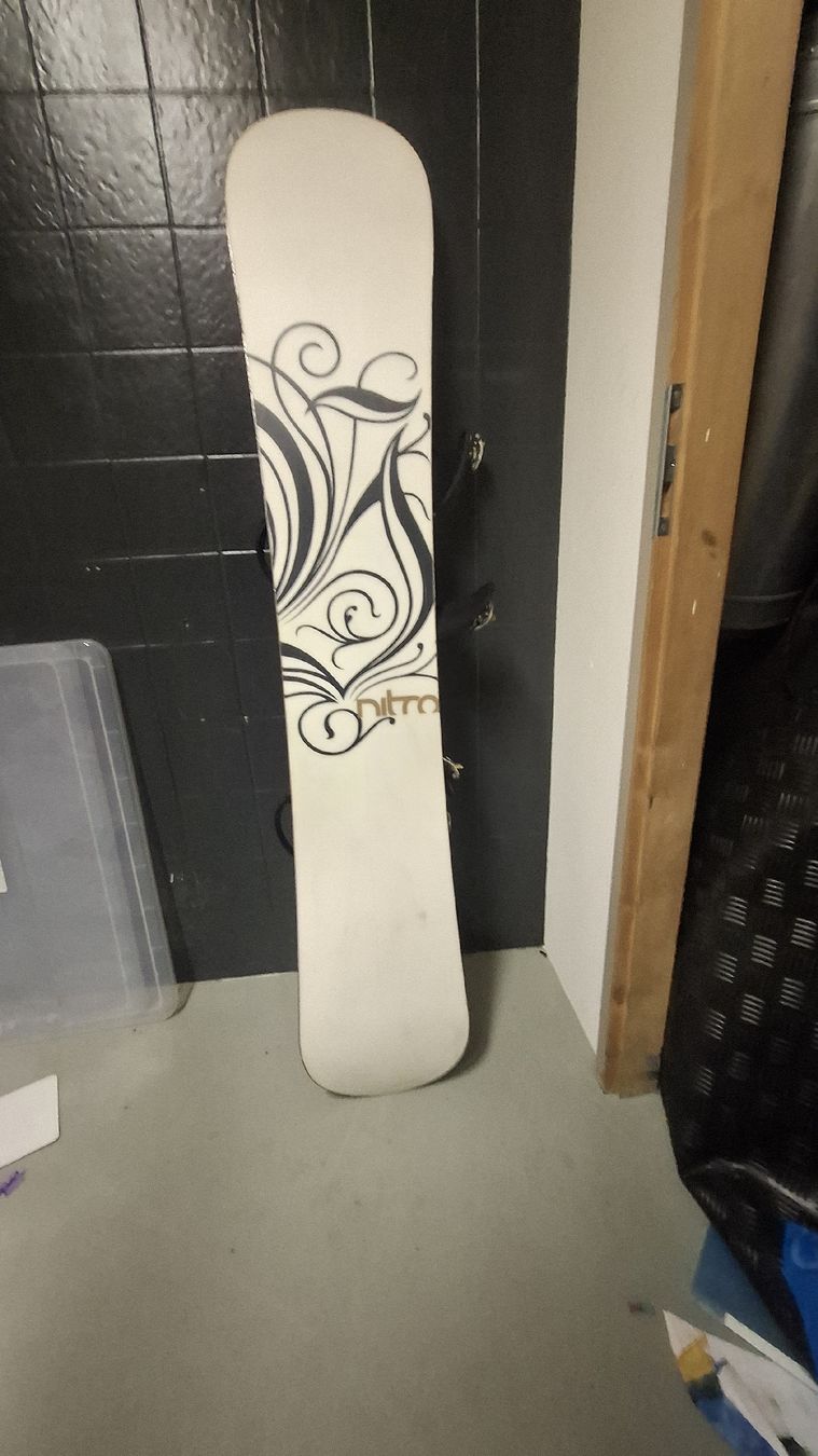 Snowboard Nitro Boards: Snowboard Nitro Vida 56 fixation Raden – Gebraucht aus Meyrin von Maribel81 5