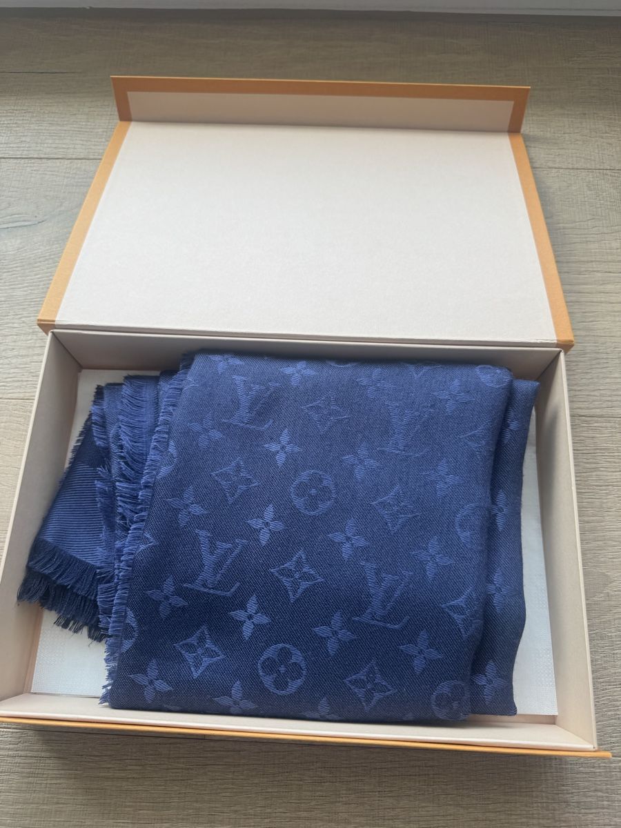 Louis Vuitton Foulard & Sciarpe: Louis Vuitton Navy Monogram Scarf + Box -Excellent Conditio – Usato da Meilen venduto da vic_9wmf 2