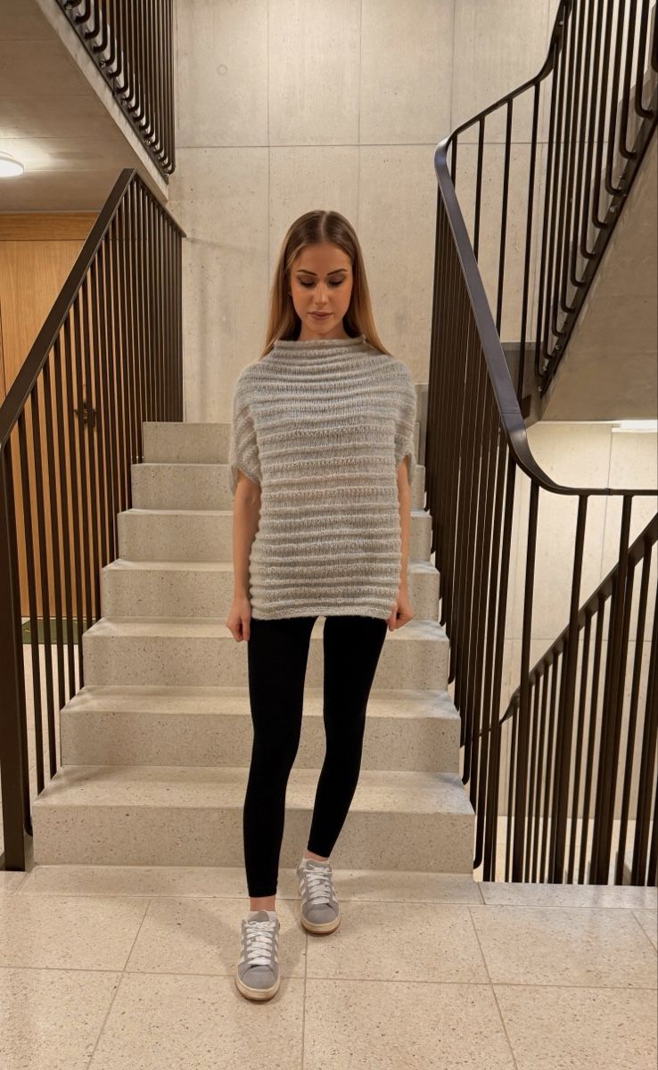 Maglioni & Felpe: Strickponcho Damen Grösse L – Nuovo (secondo la descrizione) da Regensdorf venduto da aid_hl7v