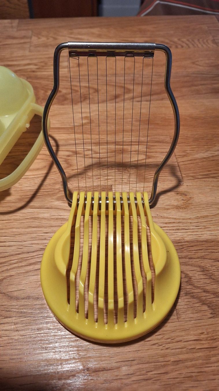 Contenitori & Simili: Vintage ,6er Picnic-Eierbehälter u. Eierschneider gelb – Usato da Dornach venduto da majo8689 4