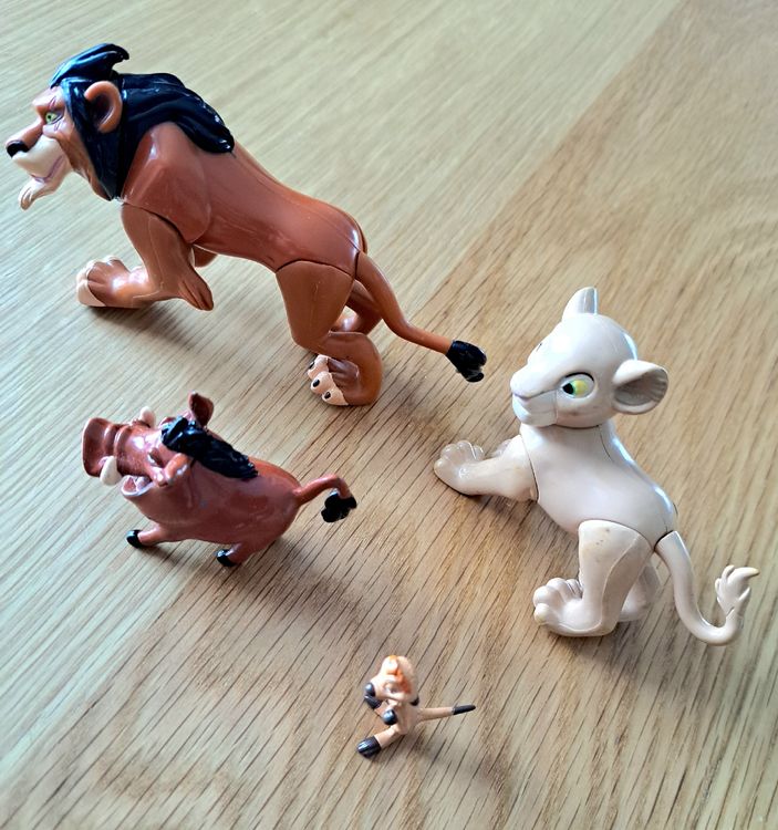 4 figurines 