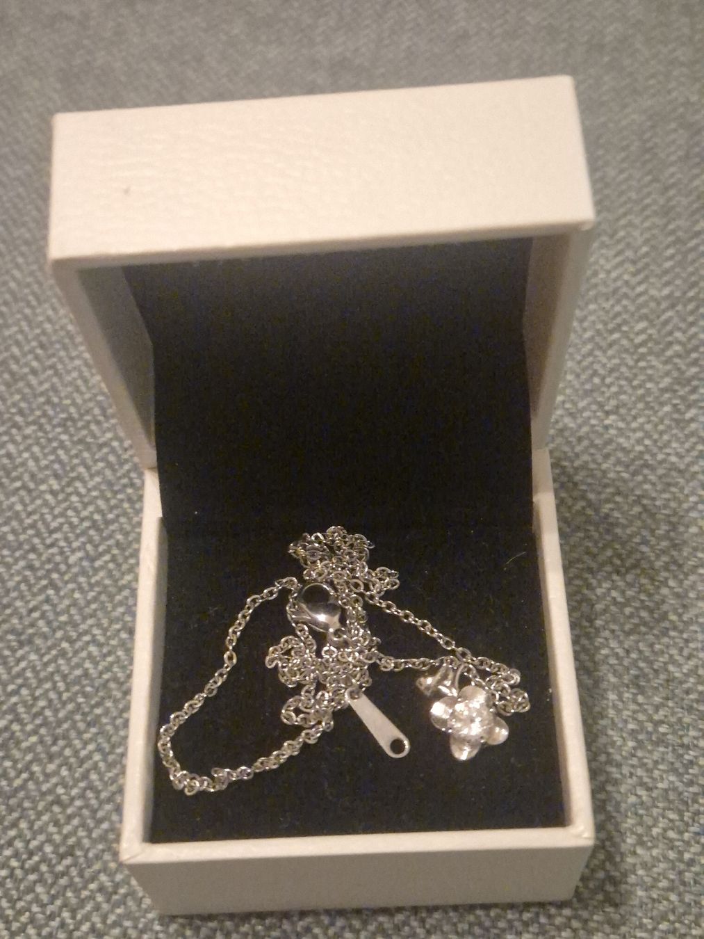 Sonstiger Schmuck: Flower Pendant Necklace – Gebraucht aus Basel von and_zvv7