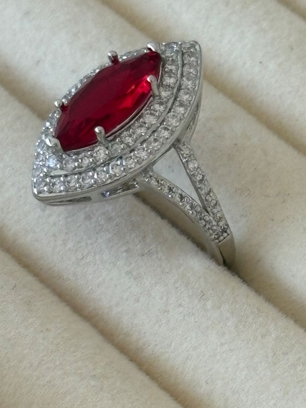 Anelli: Luxus Elegante Gr.18,5/8,5 Ring Farbe:Zirkonia Silber / Rot – Nuovo (secondo la descrizione) da Biel-Bienne venduto da Roserosse13 1