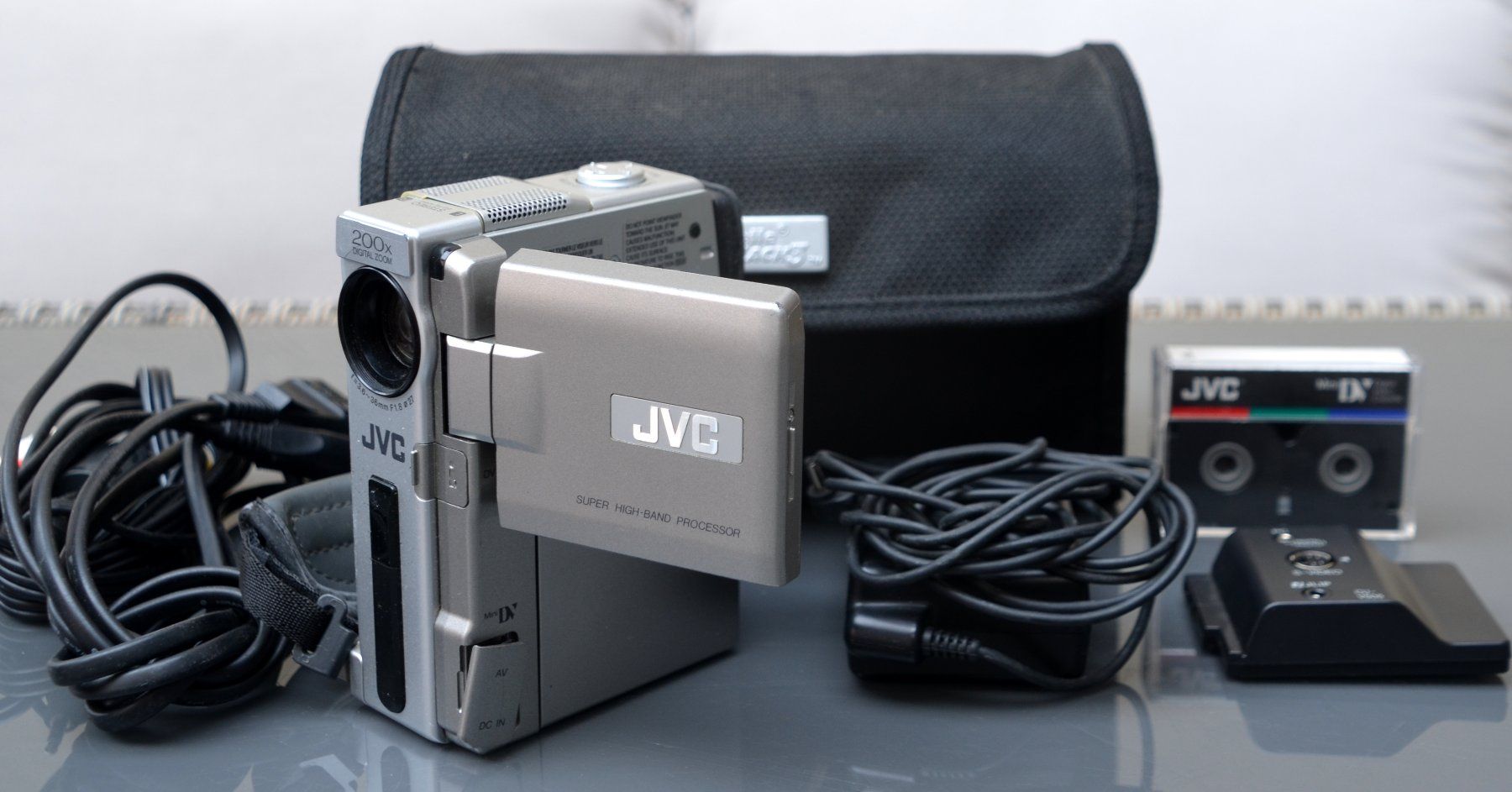 JVC Videocamere: JVC GR-DVX44E Camcorder MiniDV / caméscope – Usato da Collonges venduto da arashee