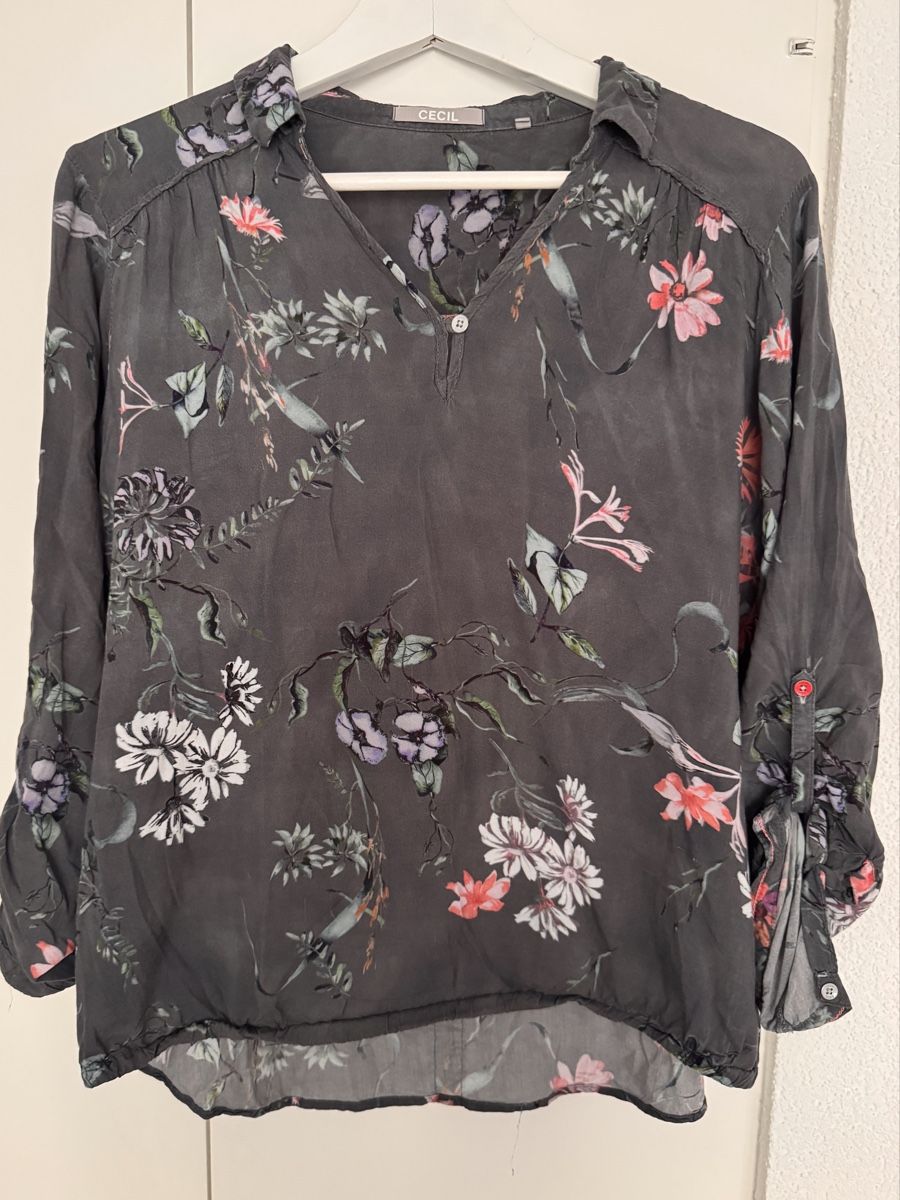 Blusen: Bluse grau mit Blumen Gr. 40 – Gebraucht aus Bern von Arecibo07